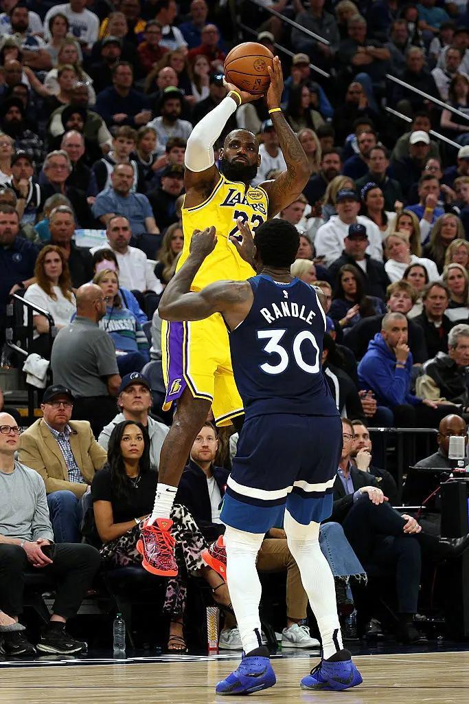 老鹰爆发新星,詹姆斯刷新纪录,状态爆棚球队迎来希望! 老鹰爆发新星,詹姆斯刷新纪录,状态爆棚球队迎来希望!