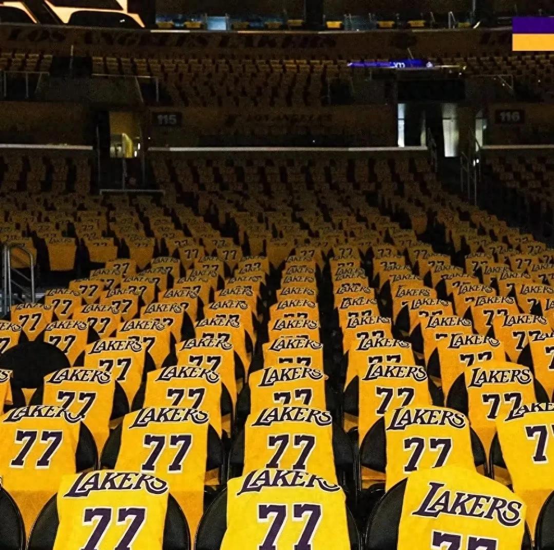 东契奇回归赛场，问鼎冠军首场状态亮眼，SKT观众沸腾！