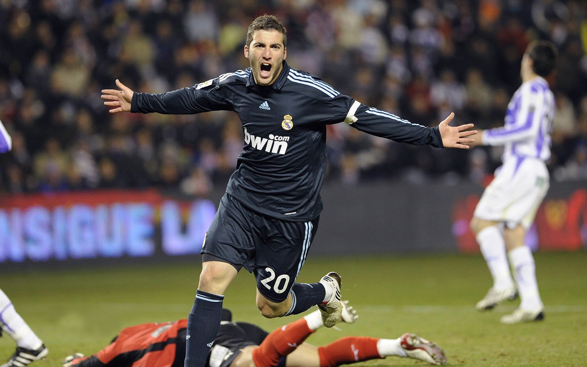 日本队观众热烈欢呼！东契奇迎来二十赛季出色发挥引发球迷热议